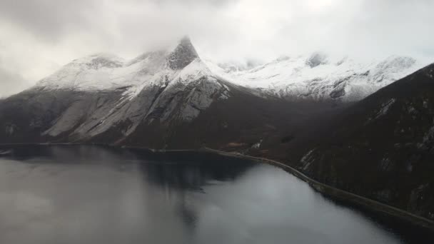 Pemandangan Salju Dramatis Yang Mencolok Gunung Stetind Norwegia Pemandangan Drone — Stok Video