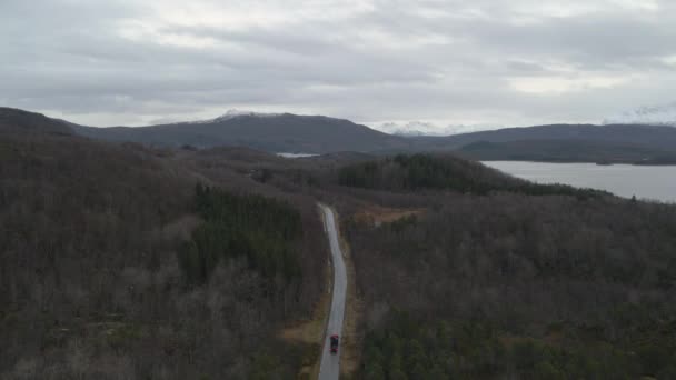 Landstraße Schlängelt Sich Durch Ländliche Landschaft Nordnorwegens Drohne — Stockvideo