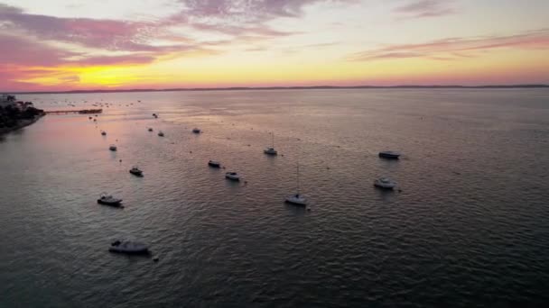 带有橙色和黄色云雾色天空海景的豪华游艇落日 法国里维拉 — 图库视频影像