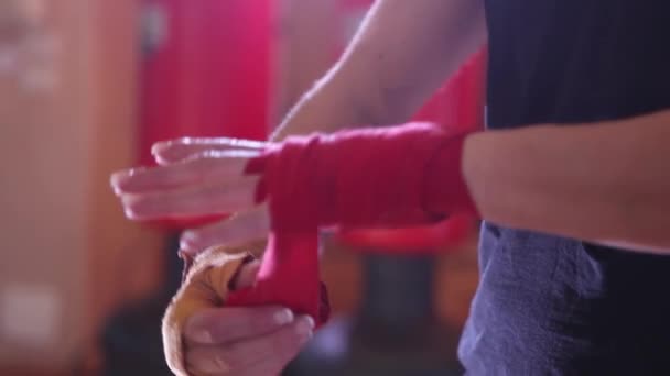 Nahaufnahme Professioneller Boxerinnen Die Hände Mit Rotem Schutzband Umwickeln Fitnessstudio — Stockvideo