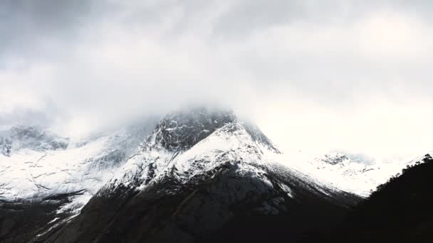 Κοντινό Πλάνο Της Χιονισμένης Κορυφής Του Βουνού Stetind Στη Νορβηγία — Αρχείο Βίντεο