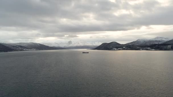 Cinematische Hoge Hoek Uitzicht Fiord Van Besneeuwde Bergketen Groot Schip — Stockvideo