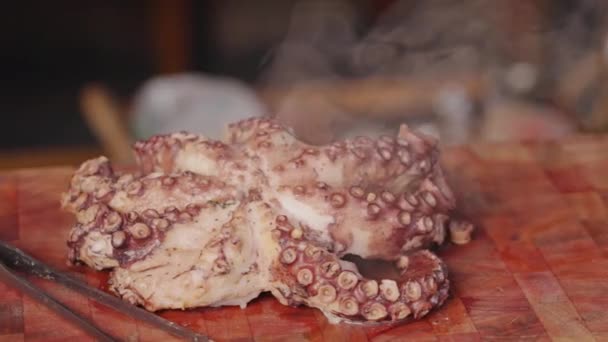 Kamerafahrt Einen Rauchenden Halb Gekochten Frischen Pazifischen Kraken Mit Verdampften — Stockvideo