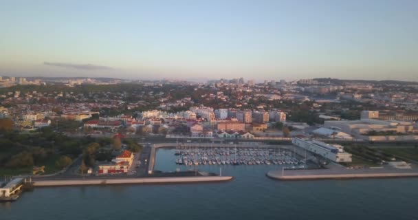 Büyük Bir Gündoğumunda Lizbon Denizcisini Nehrin Karşı Kıyısında Izlemek — Stok video