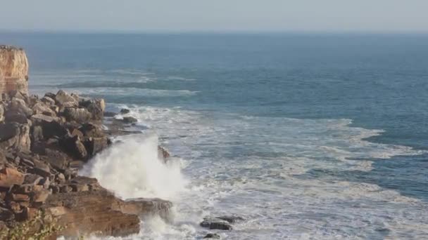 Λόφος Που Πλένεται Από Τον Ωκεανό Στην Cascais — Αρχείο Βίντεο