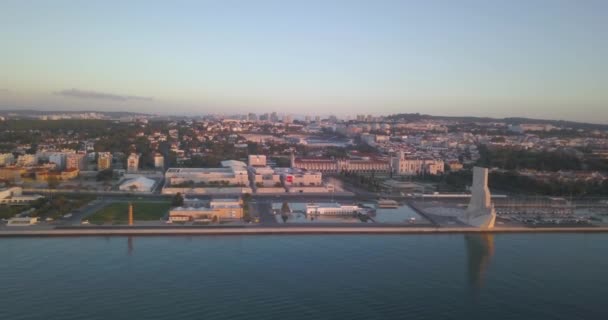 Observando Padro Dos Descobrimentos Sobre Río Enorme Amanecer — Vídeos de Stock