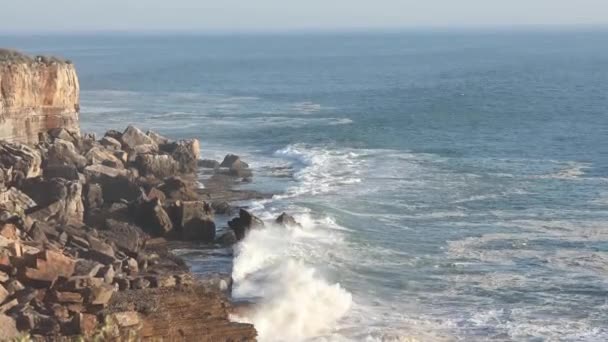 Berg Wordt Gewassen Door Zee Cascais — Stockvideo