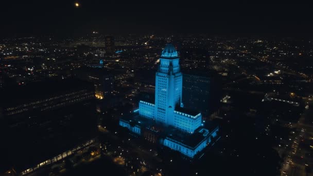 洛杉矶市政厅为医护人员和验尸官的受害者点燃了蓝色的光芒 — 图库视频影像