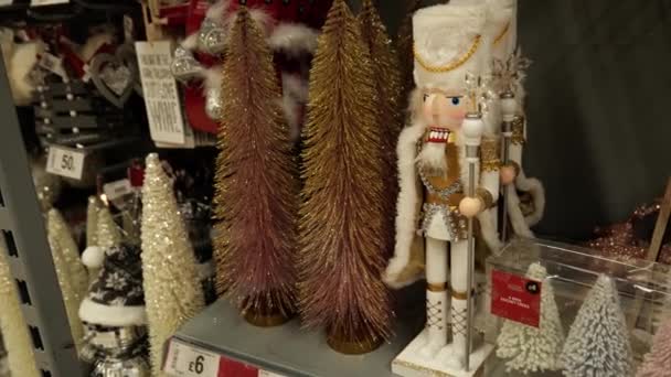 Venta Adornos Navideños Árboles Navidad Miniatura Soldados Cascanueces Mostrados Tienda — Vídeo de stock