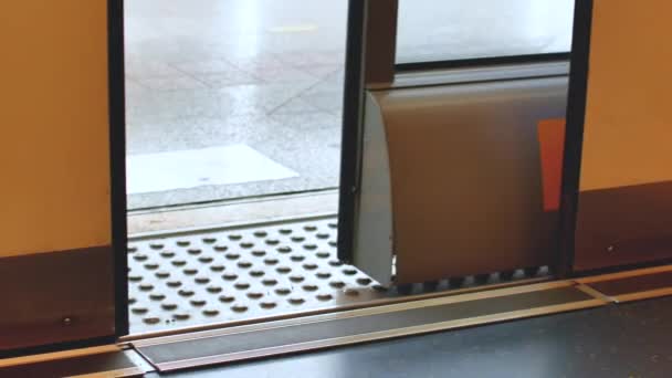 Pov Sky Train Door Beim Öffnen Bahnsteig — Stockvideo