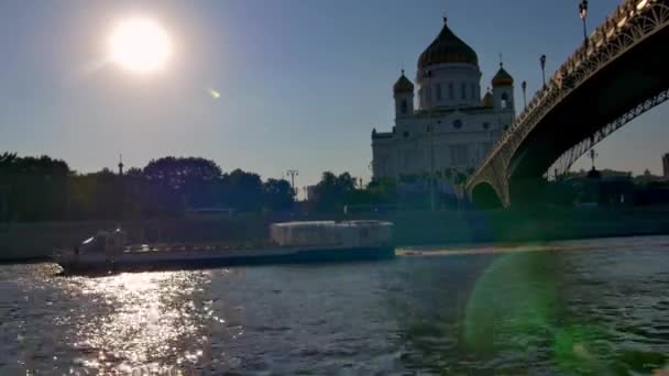 Изображение Реки Москве Видим Прекрасный Собор Заднем Плане Лодки Проходящие — стоковое видео