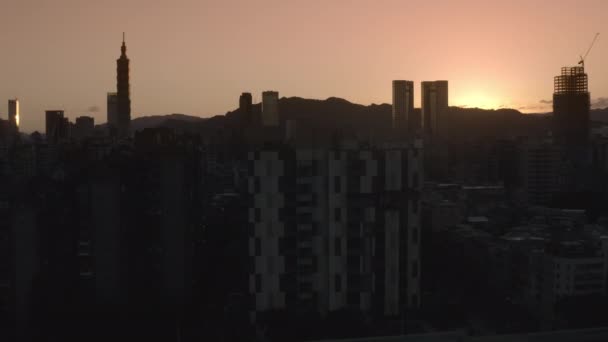 Воздушный Силуэт Небоскребов 101 Башня Тайбэе Время Золотого Заката — стоковое видео