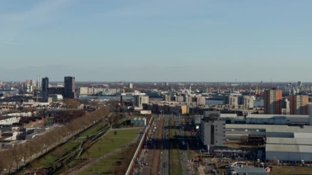 晴れた冬の日にオランダのロッテルダムでの交通と港の眺め — ストック動画