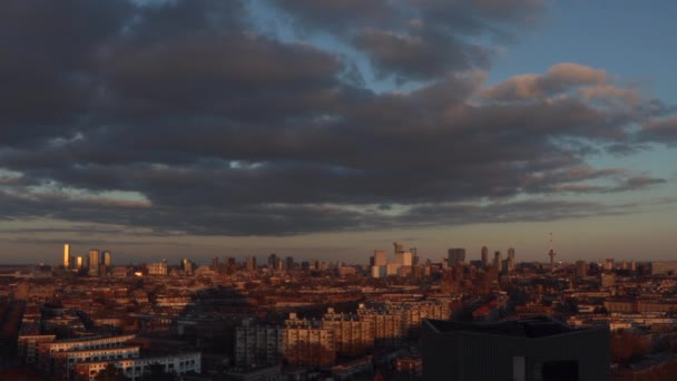 夕暮れ時のオランダ ロッテルダムのスカイライン — ストック動画