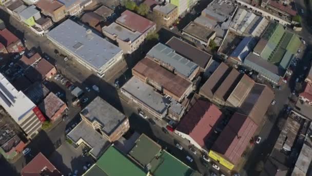 Luftaufnahmen Von Stadtansichten Mit Einem Langsamen Schwenk Nach Oben — Stockvideo