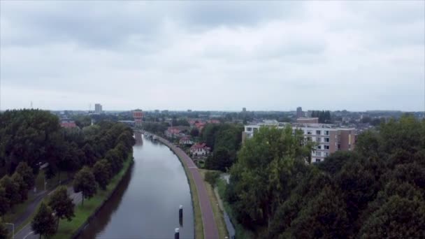 Luchtopname Van Bejaardentehuis Langs Rivier Die Door Voorsteden Van Leiden — Stockvideo