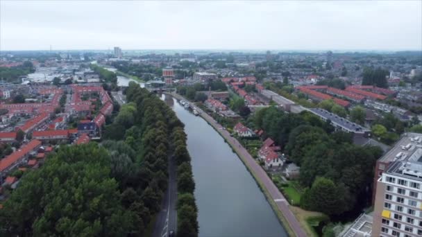 Luchtfoto Van Weg Rivier Door Stad Nederland — Stockvideo