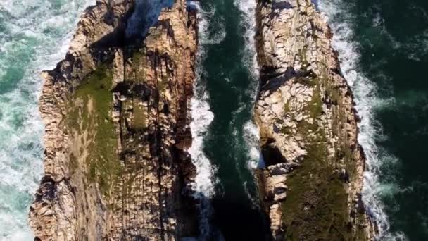 Ondas Colidem Torno Dois Penhascos Rochosos Que Chegam Oceano Atlântico — Vídeo de Stock