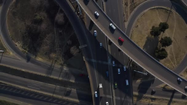 Höja Drönarbilder Motorväg Med Flera Bilkörning Och Nödstart Väg — Stockvideo