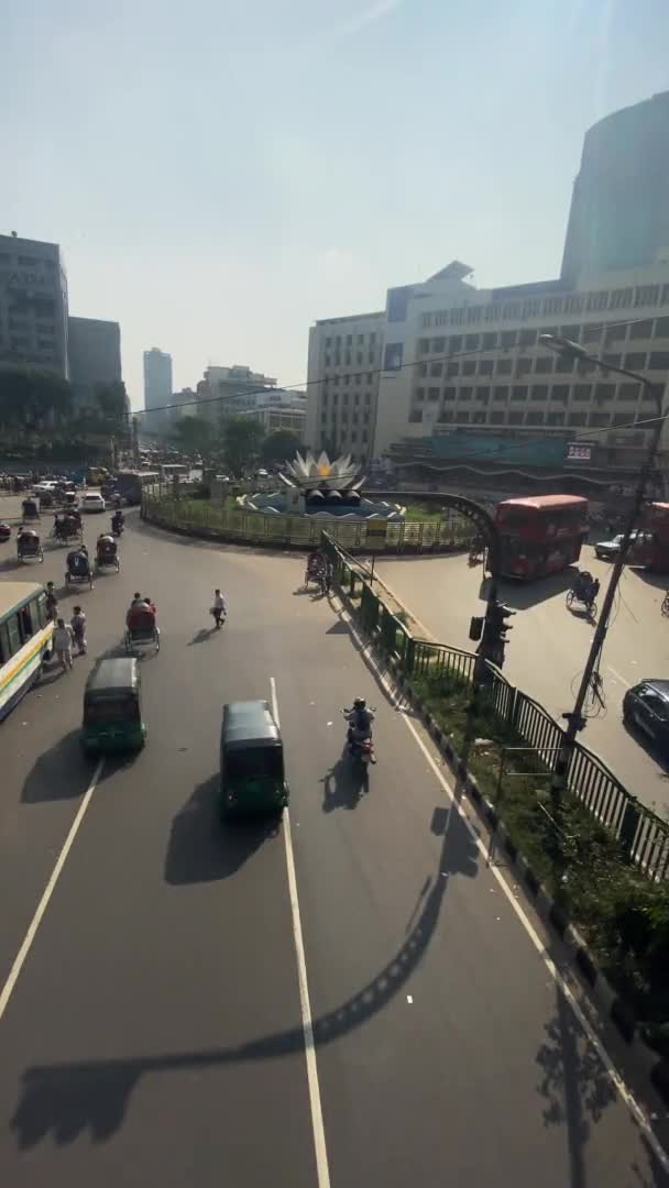 Eller Inverterad Video Trafiken Centrum Med Kontinuerligt Trafikflöde Dagtid Bangladesh — Stockvideo