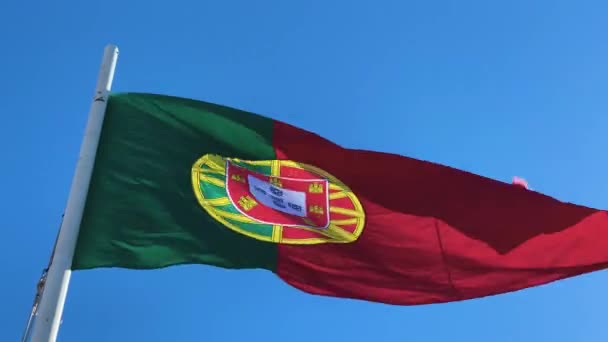 Die Flagge Portugals Weht Wind Ein Blauer Himmel Einem Sonnigen — Stockvideo