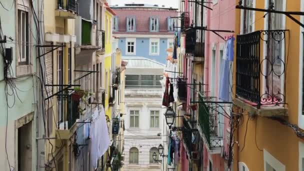 포르투갈 리스본에서 발코니에서 빨래를 말리는 바람에 나부끼는 부드럽게 댑니다 — 비디오