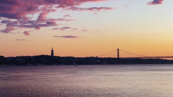 Zachód Słońca Lizbonie Portugalia Pokazuje Chrystusa Sanktuarium Króla Most Przez — Wideo stockowe