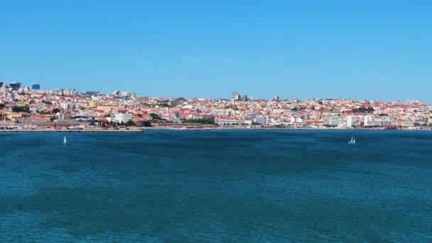 Lissabon Portugal Med Floden Förgrunden Blå Solig Dag — Stockvideo