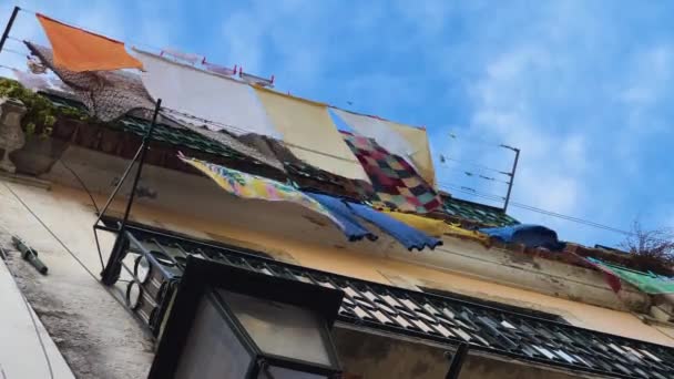 葡萄牙里斯本的居民们把衣服挂在阳台上的一条线上 — 图库视频影像