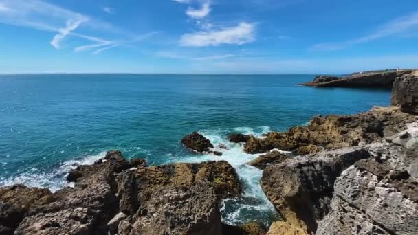 Cascais Portugalii Błękitna Woda Fale Rozbijają Się Skały Wybrzeża — Wideo stockowe
