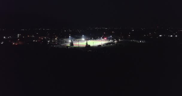4K夜間のサッカースタジアムのドローンショットライト付き — ストック動画