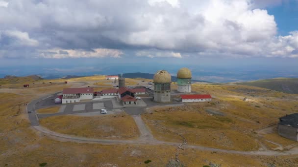 Luchtfoto Rond Het Radarstation Van Torre Serra Estrela Deels Zonnig — Stockvideo