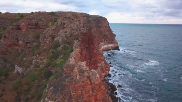 Gelombang Percikan Terhadap Garis Pantai Gunung Merah Bolata Bulgaria Aerial — Stok Video
