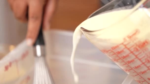 Giet Melk Droge Ingrediënten Wafelbeslag Maken Meng Het Met Een — Stockvideo