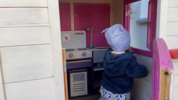 Niño Pequeño Año Caminando Casa Pequeña Con Cocina Infantil Kid — Vídeos de Stock