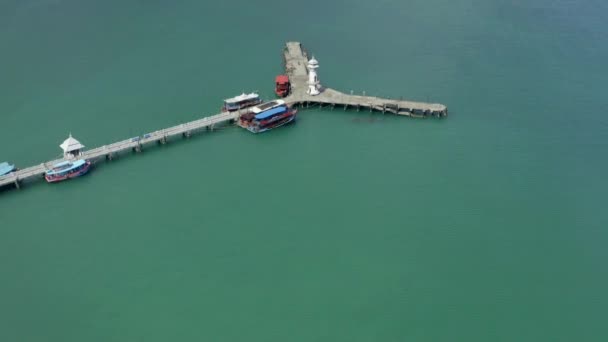 Luftaufnahme Des Bang Bao Pier Und Des Leuchtturms Koh Chang — Stockvideo
