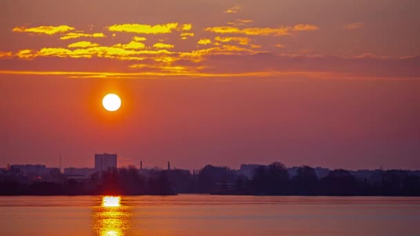 Güneş Kıyı Kenti Üzerinde Doğuyor Yüzeyine Yansıyan Işınlar Sahil Kenti — Stok video