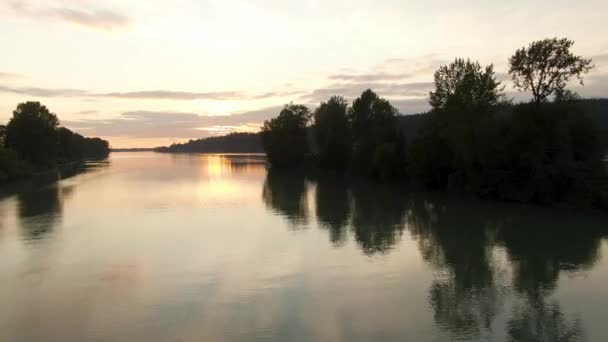 フレイザー川の眺め カラフルな夏の夕日 バンクーバーの東 ブリティッシュコロンビア州 カナダ — ストック動画