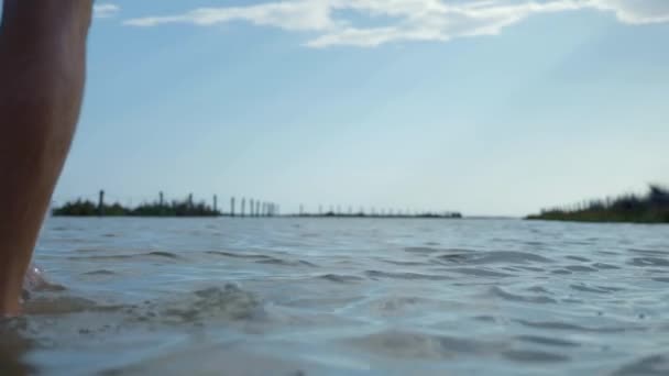 Giovane Uomo Che Cammina Nella Zona Della Spiaggia Allagata Arrivando — Video Stock