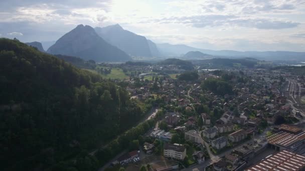 Città Svizzera Con Montagne Sullo Sfondo Formato Mp4 Ligu4K 25P — Video Stock