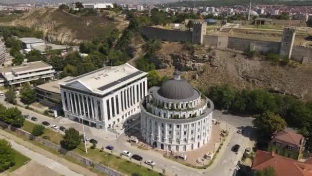 Uitzicht Vanuit Lucht Skopje Fort Riverfront Gebouwen Zonnige Zomer Dag — Stockvideo