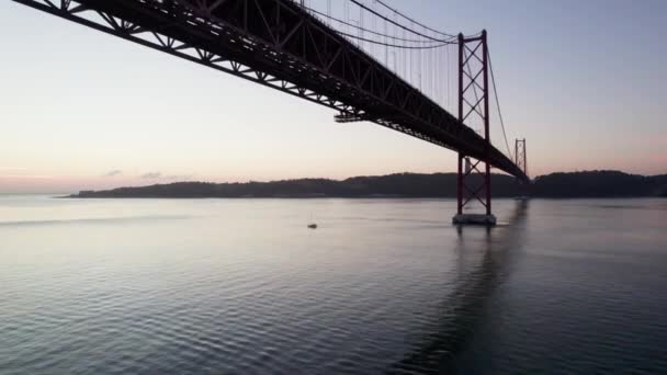 ポルトガルの吊り橋の下の小型ボート — ストック動画