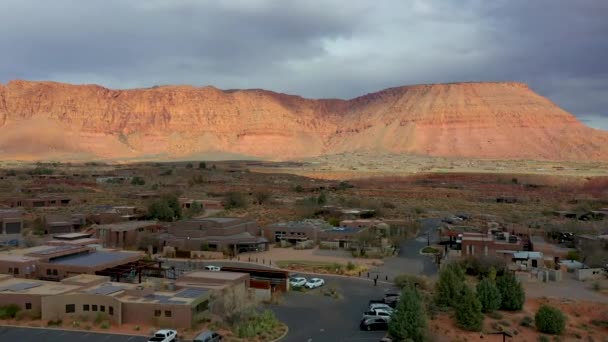 Foto Aérea Kayenta Art Village Sus Alrededores Colinas Roca Roja — Vídeo de stock