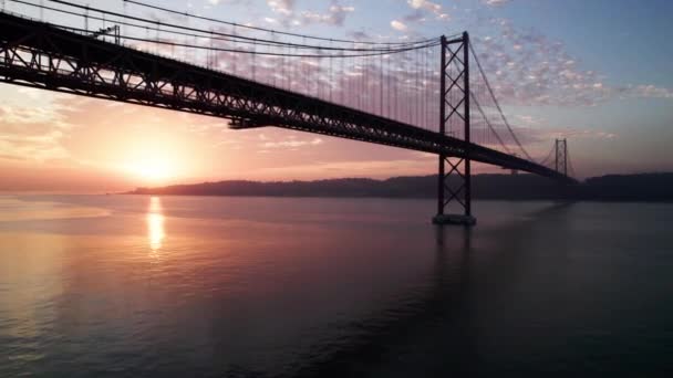 Hängebrücke Mit Autos Und Bussen Bei Sonnenaufgang Portugal — Stockvideo