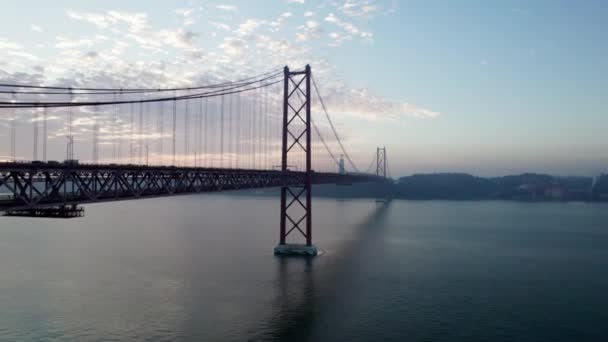 Tráfego Uma Grande Ponte Suspensa — Vídeo de Stock