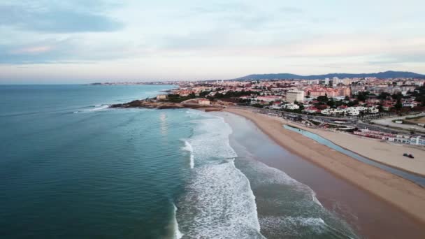아침에 흔들리는 파도가 포르투갈 — 비디오