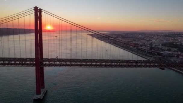 日没時のリスボン吊橋の高架橋 — ストック動画