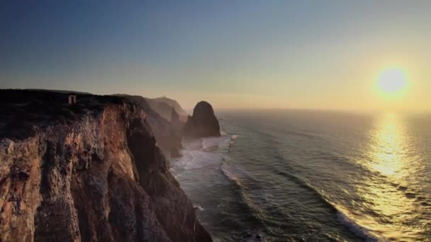 リスボンの波と美しい岩の形成のドローン映像ポルトガル — ストック動画