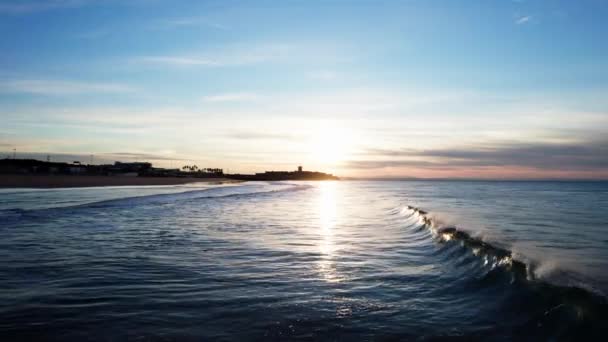 Rolling Waves Drone Materiały Filmowe Portugalskiej Plaży Podczas Wschodu Słońca — Wideo stockowe