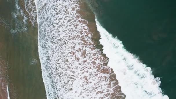 Filmagem Aérea Ondas Quebrando Vista Cima Para Baixo — Vídeo de Stock